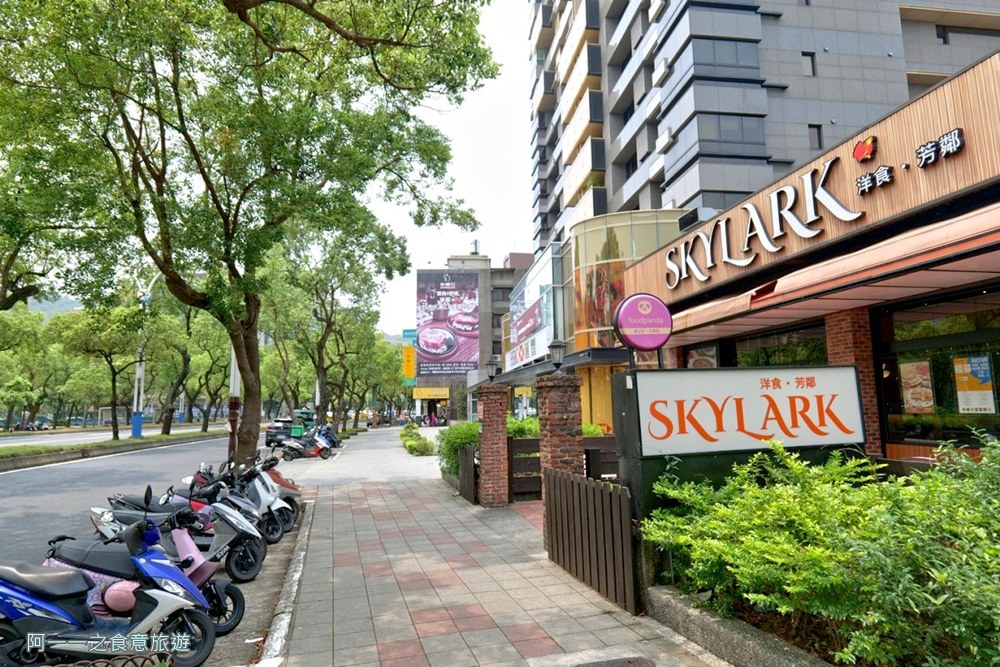 家庭聚餐首選 牛排、早午餐，麵包吃到飽 Skylark洋食芳鄰｜士林站美食