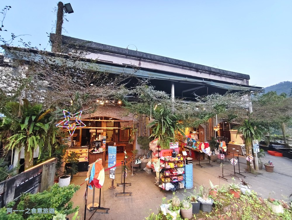 十分樓仔厝咖啡.十分老街美食.平溪線一日遊